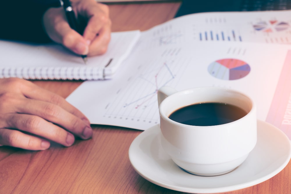 empresarios tomando cafe