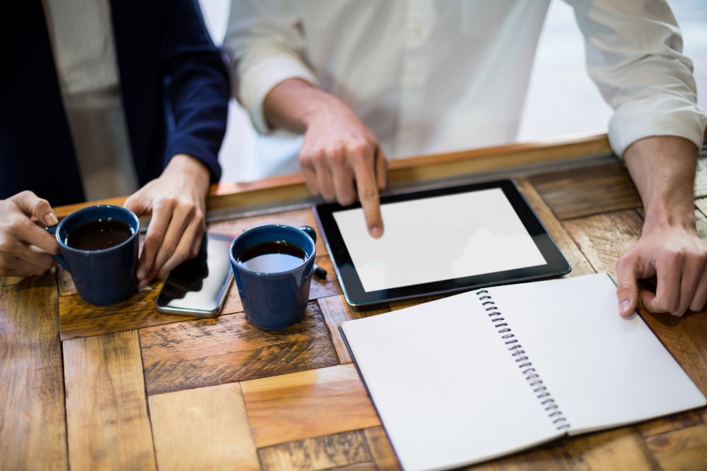 cafe haciendo negocios